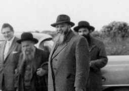 הרב פינייע (פנחס) אלטהויז | מראות חייו